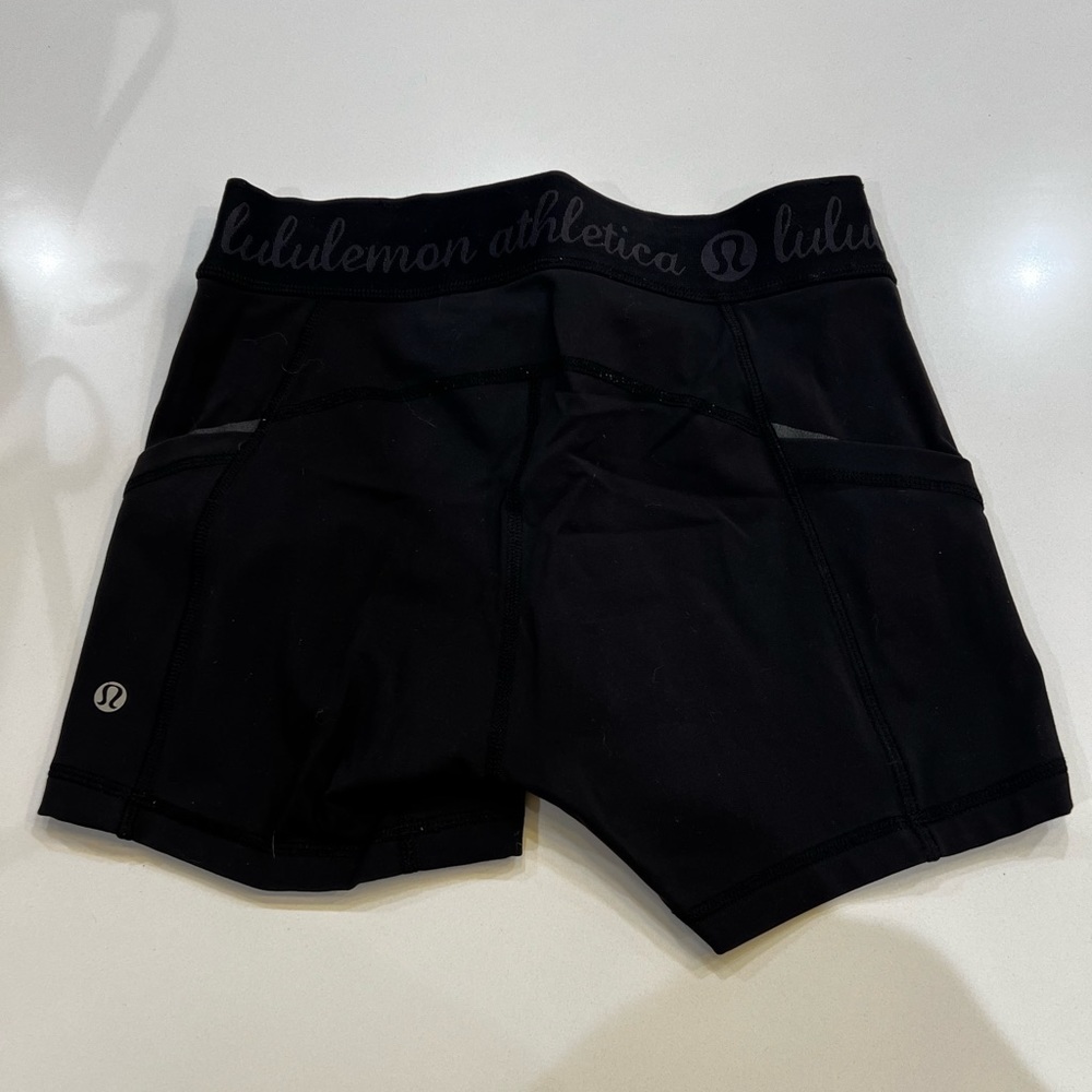 Lululemon Black Shorts Size 4 With Side Pockets - Picture 2 of 3